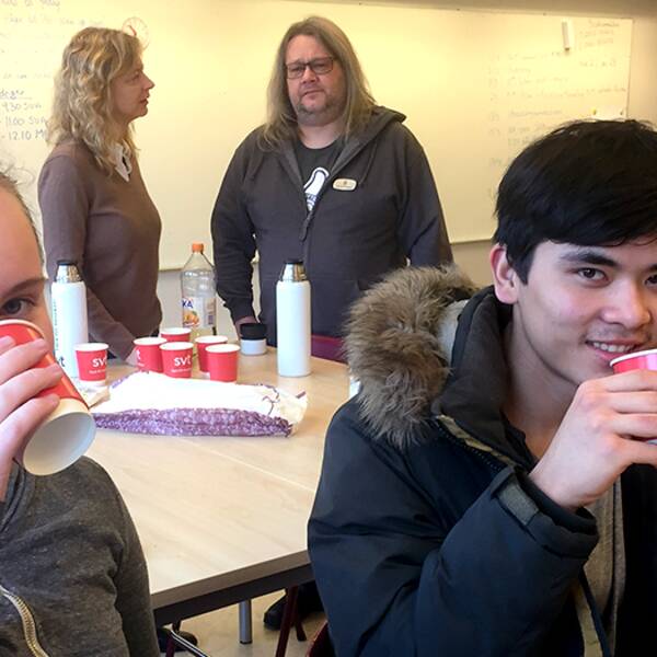 Hanne Robinson och Mujtaba Alizadeh i ett klassrum på Elof Lindälvs gymnasium.