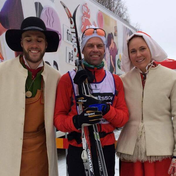 Anders Karlsson står med skidor mitt emellan kransmasen och kranskullan.