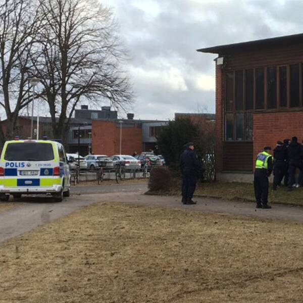 Polis griper personer vid Alléskolan i Hallsberg