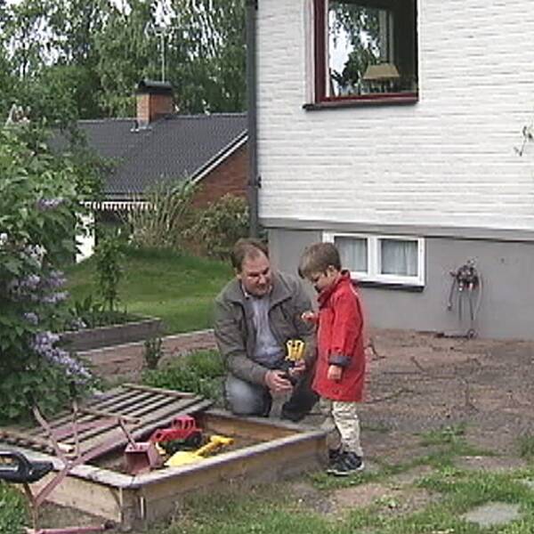 Erik, 5 år, med sin pappa Rober Danielsson.
