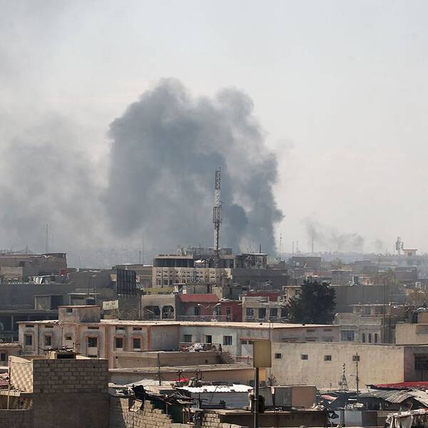 Rökpelare från Mosul. USA bekräftar nu att de utfört flyganfall mot IS-mål i staden där många civila dött.
