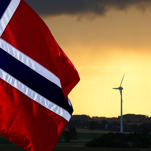 Norges flagga och vindkraftverk