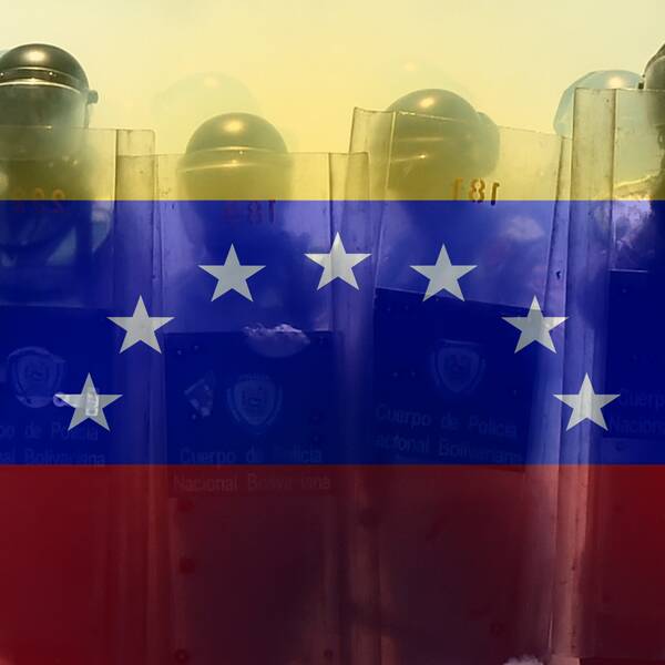 bildkollage Venezuelas flagga och poliser med gasmask