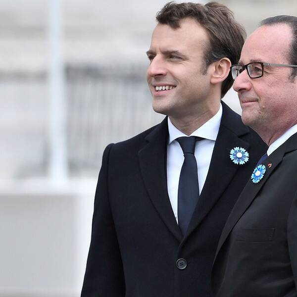 Frankrikes nye president Emmanuel Macron (vänster) och den avgående presidenten François Hollande (höger)
