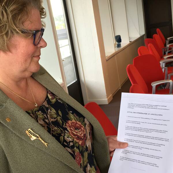 Landstingsredaktören Inger Bergström med avtal i handen.