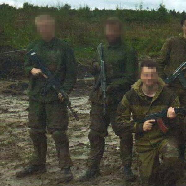 De två männen till vänster är de bombåtalade under en militärträning hos en rysk paramilitär organisation.