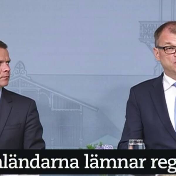 Juha Sipilä håller presskonferens efter att ha haft krismöte med den finska regeringen om Sannfinländarnas nytilltredde partiledare.