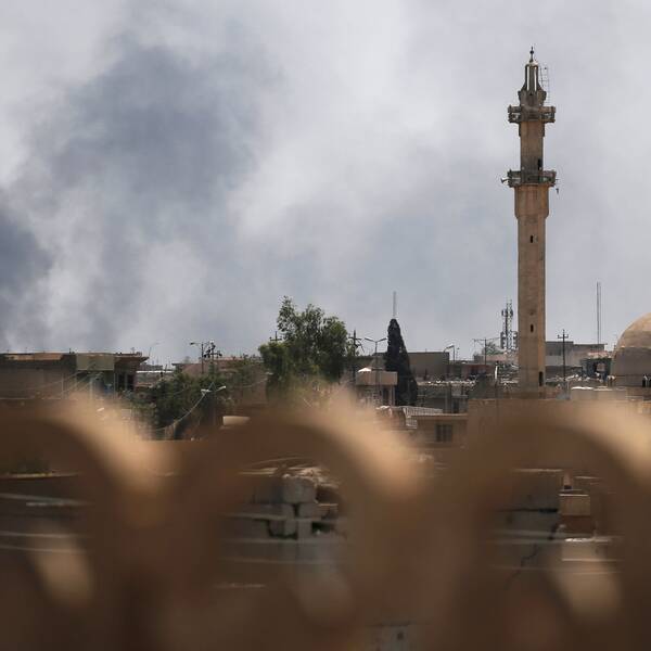 Rök från ett artillerianfall syns stiga från terrorsekten IS bas i gamla stan i västra Mosul.