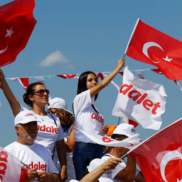 Människor vinkar med turkiska flaggor under ett möte för att markera slutet på den oppositionsrepublikanska folkpartiets (CHP) ledare Kemal Kilicdaroglus 25-dagars protest, kallad ”Rättvisemarschen”.