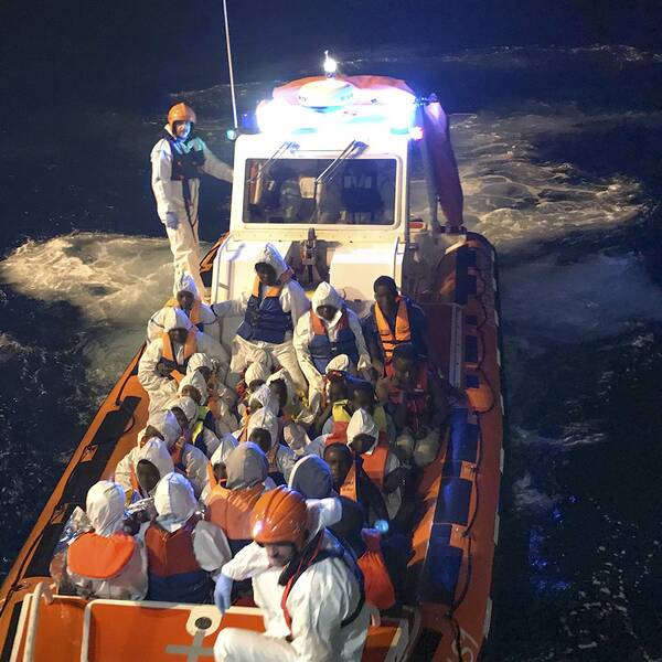 Fartyg på väg mot Italien med 358 migranter ombord.
