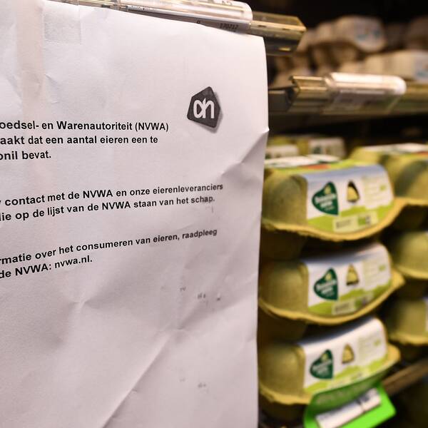 En varningslapp för det förbjudna medlet i en butik i Alkmaar i Nederländerna.