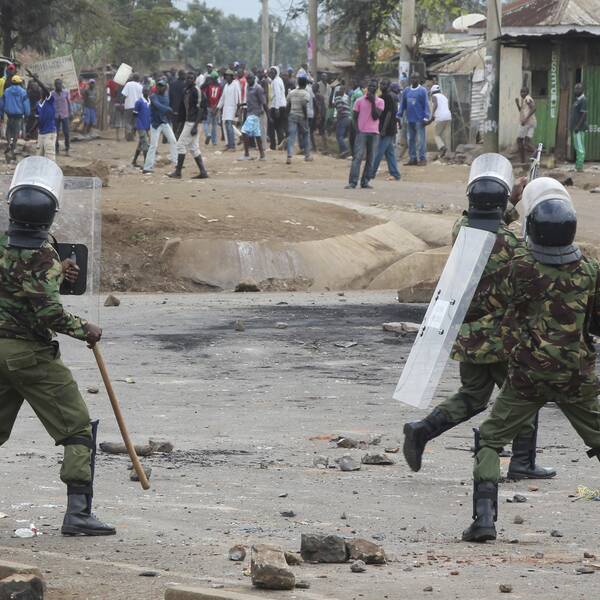 Säkerhetsvakter bevakar en protest i oppositionsfästet Kisumu i västra Kenya under helgen.