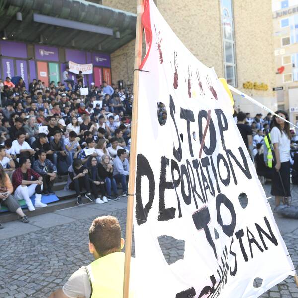 STOCKHOLM 170 811 Afghanska ungdomar demonsterar på Medborgarplatsen i Stockholm mot utvisningarna till Afghanistan. Foto: Maja Suslin / TT / Kod 10300