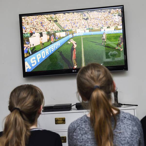 Flickor som tittar på tv.