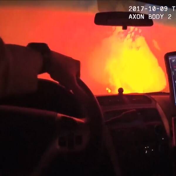 Polisen i Sonoma i Kalifornien kör rätt genom brandinfernot