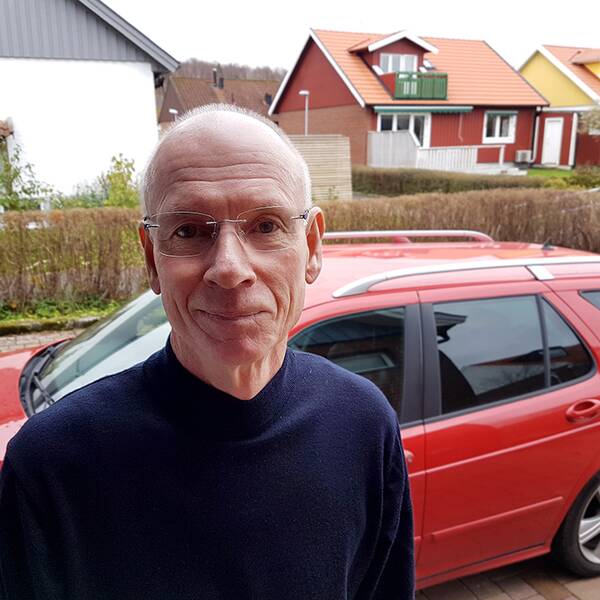 Hans-Christer Hansson står framför den röda bilen som visade sig bli dyrköpt.