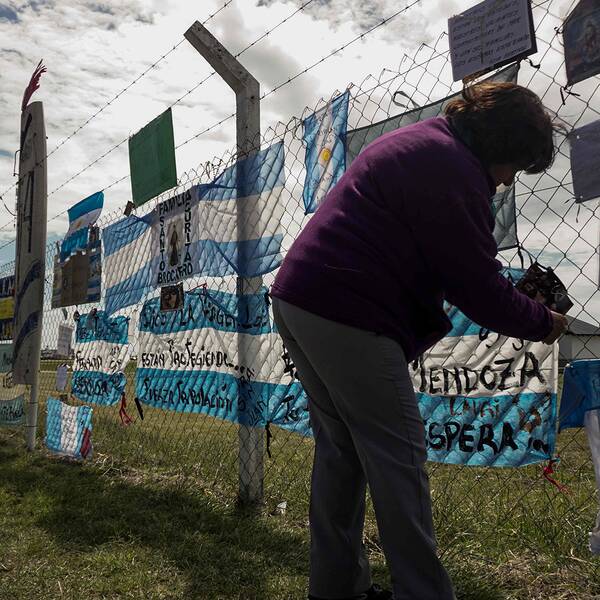 Anhöriga och invånare fäster teckningar och flaggor på stängslet runt den argentinska flottbasen i Mar de Plata, där den försvunna ubåten ARA San Juan är hemmahörande.