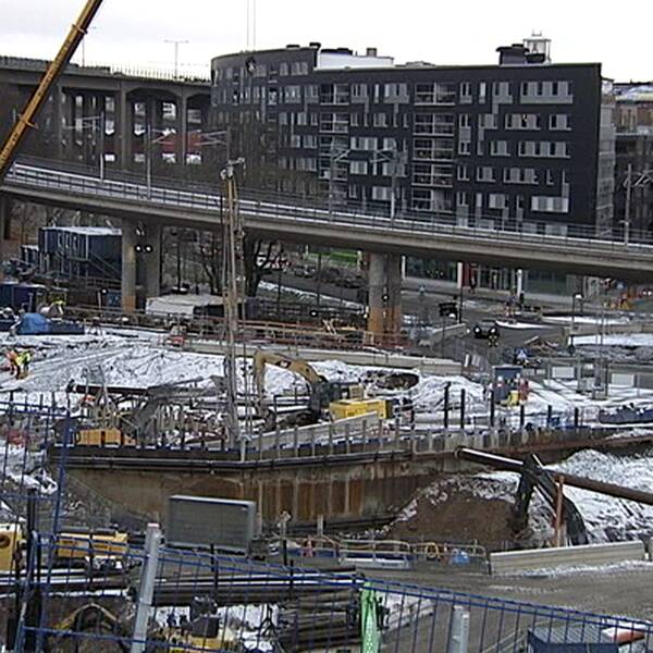 Här i Hammarby sjöstad vid Mårtensdal byggs Gullmarsplans nya tunnelbaneuppgång
