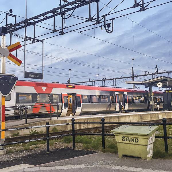 X-tåg står vid perrongen på stationen i Hudiksvall.