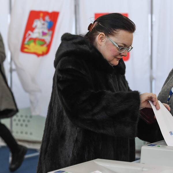 En kvinna lägger sin röst vid vallokalen i Sovkhoz Imeni Lenina, utanför Moskva.