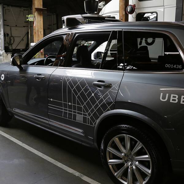 Uber har stoppat sina projekt med självkörande bilar i Tempe, Pittsburgh, San Francisco och Toronto efter dödsolyckan.