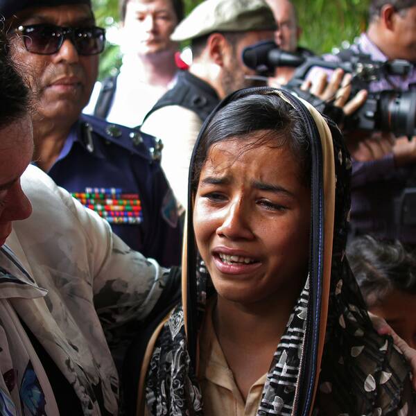 Den brittiska FN-ambassadören Karen Pierce tröstar en gråtande 12-årig rohingya-flicka. Pierce är en av representanterna som besöker flyktingläger i Bangladesh för att höra vittnesmål.