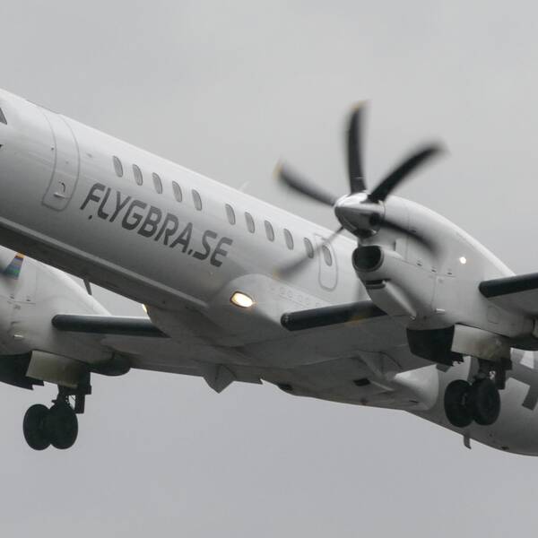 SAAB 2000-flygplan med logga FLYGBRA.SE