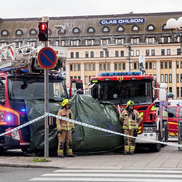 Brandpersonal och räddningsfordon vid Salutorget efter knivattacken i augusti, 2017.