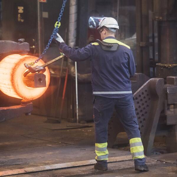 Ett stycke glödgat stål formas till en del som skall bli en del av ett lager i ett vindkraftverk på Ovako stålverk i Hofors.