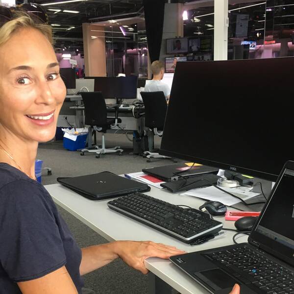 Karin Ekman sitter framför laptop.