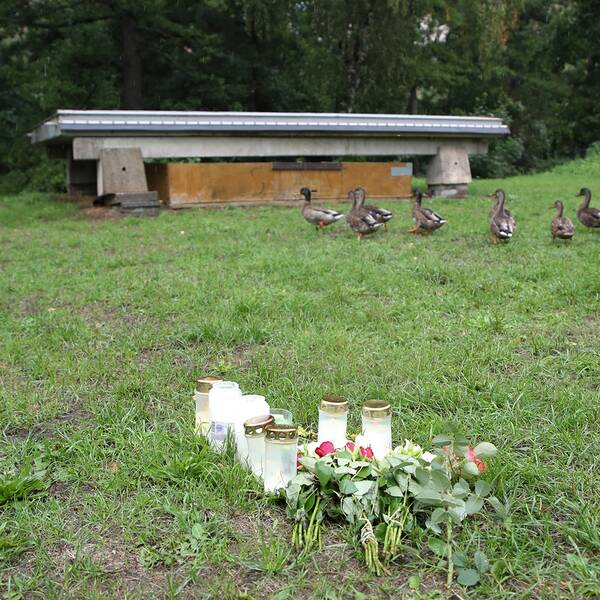 Ljus vid grönområdet och platsen i Huskvarna där den hemlöse mannen bodde och även dog i början av augusti. 