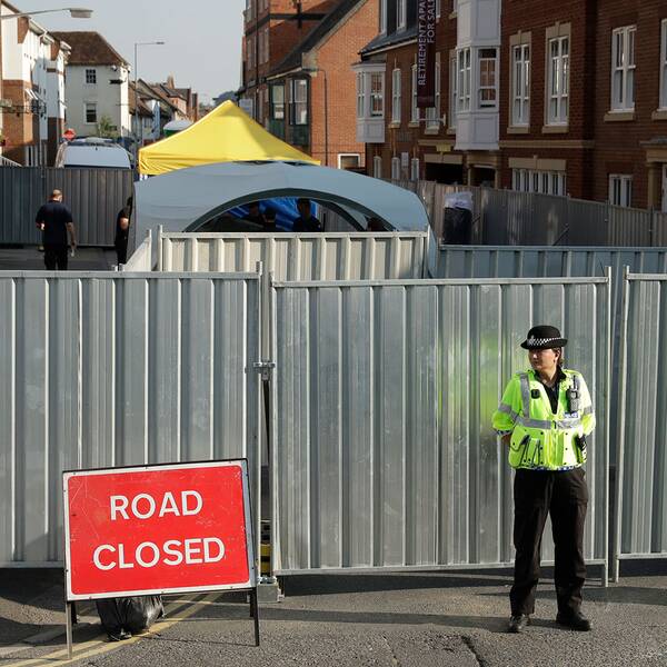 En polis framför avspärrningar i Salisbury
