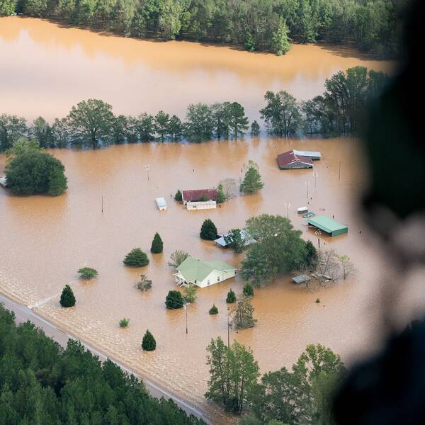 Bilder från en helikopter över Conway i South Carolina som drabbats hårt av översvämningarna.