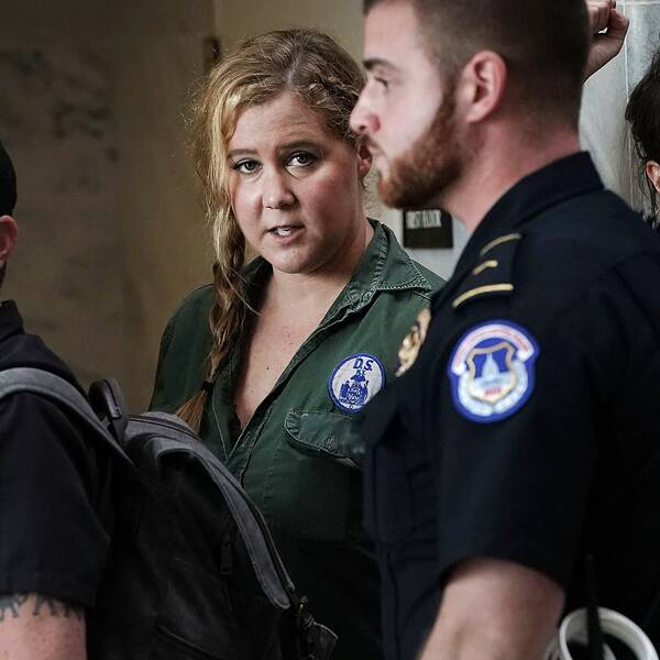 Amy Schumer (grön skjorta i mitten) deltog i protestaktionen mot HD-domarkandidaten under torsdagen.