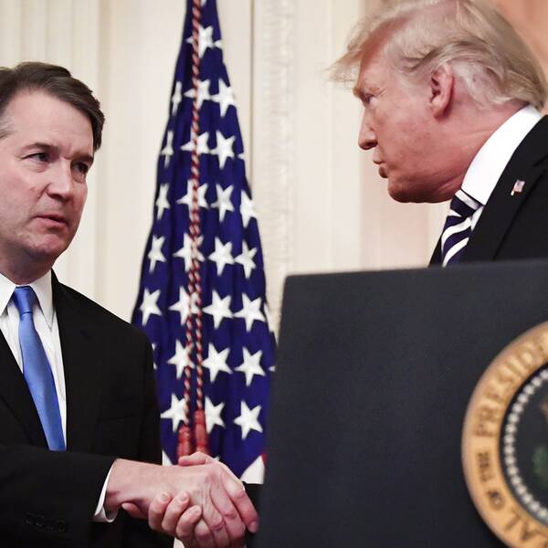 Högsta domstolen-domaren Brett Kavanaugh svors in under en ceremoni i Vita huset under måndagen, där USA:s president Donald Trump medverkade