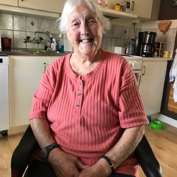 Ella Johansson, 90 år gammal, sitter på en stol hemma i sitt kök.