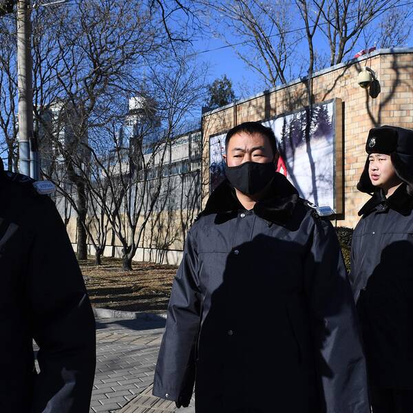 Kinesisk polis patrullerar utanför den kanadensiska ambassaden i Peking.