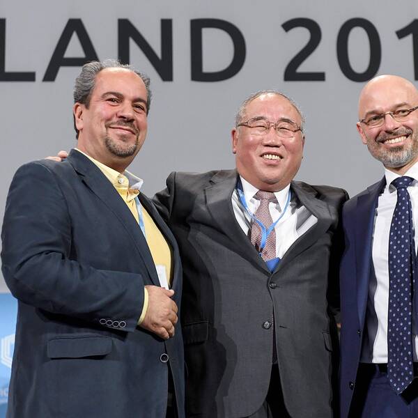På bilden syns Irans delegationschef Majid Shafiepour Motlagh, Kinas toppförhandlare Xie Zhenhua och Michal Kurtyka, polsk ordförande för klimatmötet i Katowice.