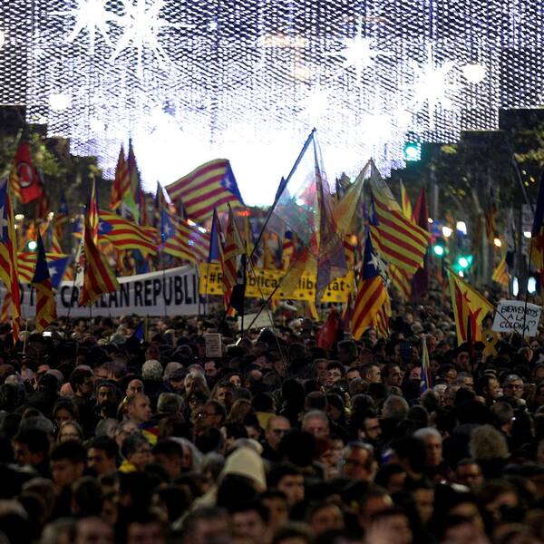 Demonstranter marscherar i Barcelona.
