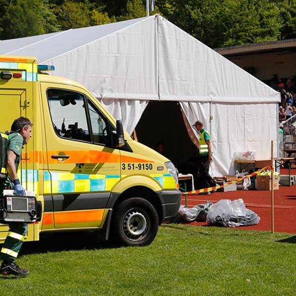 En sjukvårdare på väg med en hjärtstartare vid målet till halvmaran Göteborgsvarvet på lördagen. En deltagare har avlidit efter Göteborgsvarvet, uppger Sahlgrenska universitetssjukhuset.