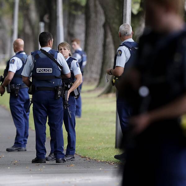 Poliser på plats vid en av de moskéer i Christchurch som attackerades.