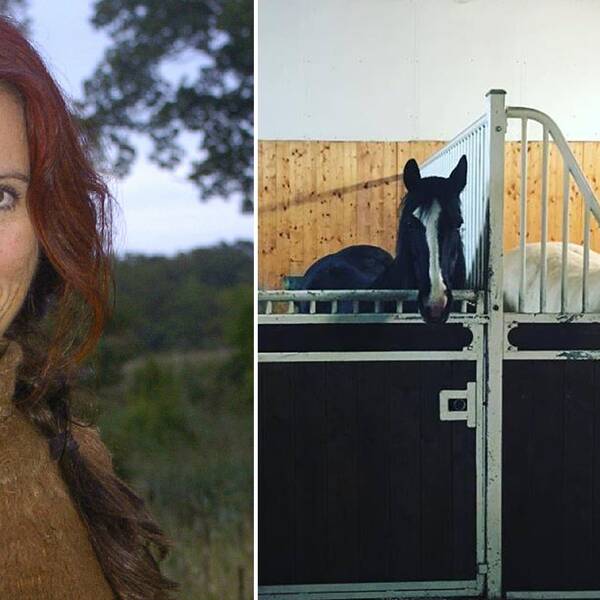 En kvinna med rött hår ler mot kameran. Delad bild. Till höger i bild två hästar i spilta. 