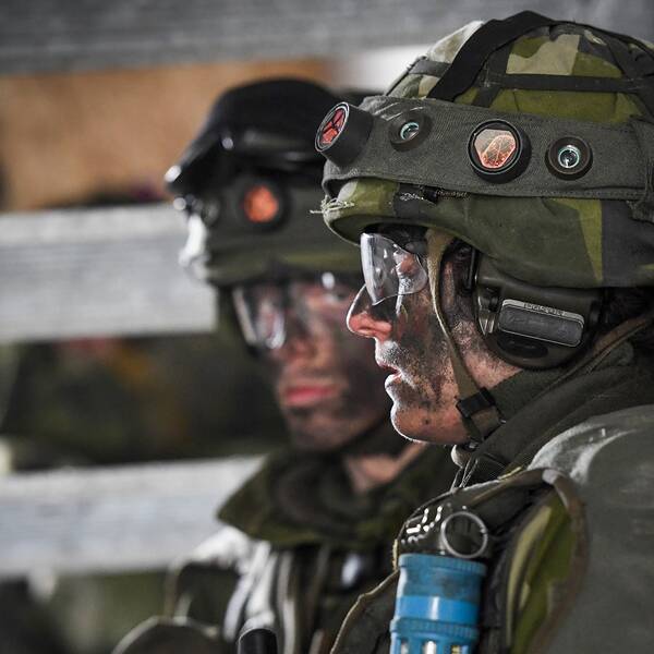 En kvinnlig soldat i full stridsutrustning under övning i markstrid i stadsmiljö. Kvinnliga och manliga rekryter övar lågintensiv strid vid markstridsskolan i Kvarn utanför Borensberg.