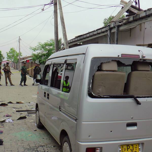 Polis och soldater i Kalmunai efter räden mot den misstänkta terroristgömman.