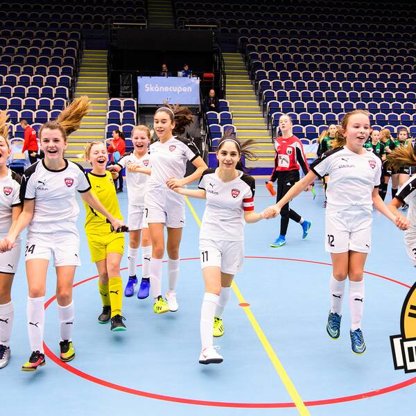 Spelare från FC Rosengård jublar under en ungdomsturnering.