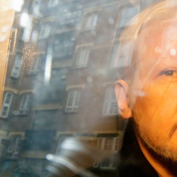 WikiLeaks-grundaren Assange fotograferad tidigare i maj när han var på väg från rätten.