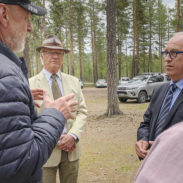 Kung Carl Gustaf samtalar med Per Bill och två boende i brandområdet i Kårböle.