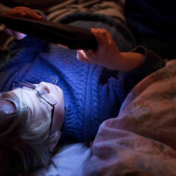 Ljuset från skärmar försämrar inte bara sömnen utan även minnet visar pågående forskning.