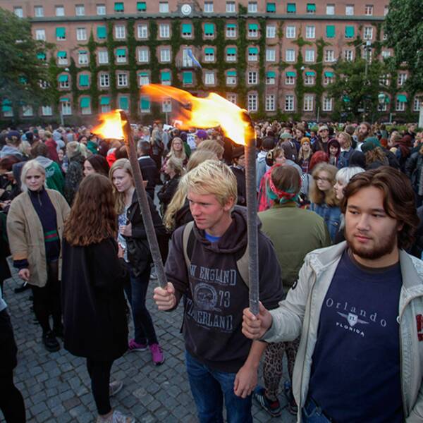 Ung Vänster demonstrerar mot polisvåld med ljusmanifestation framför polishuset vid Davidshalls torg i Malmö under måndagskvällen.