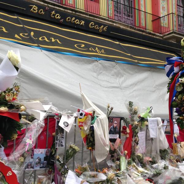 Gatan utanför Bataclan svämmades över av blommor, ljus och minnesord efter terrorattacken i november 2015.